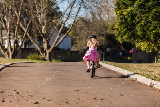 Menina andando de bicicleta